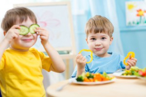 Kinder beim Essen im Kindergarten