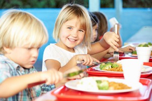 Kinder beim Mittagessen im Kindergarten