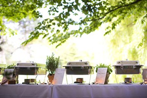 Catering Service angerichtet im Freien